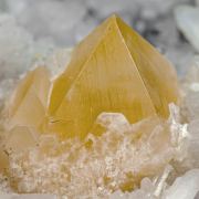 Powellite with Stilbite-Ca, Calcite and Fluorapophyllite-(K)