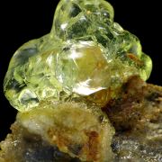 Opal var. hyalite CRAZY FLUORESCENCE