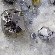 Sphalerite var. cleiophane, quartz