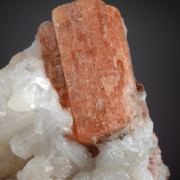 Serandite on Natrolite, Analcime, Mangan-Neptunite and Albite etc. 