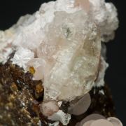 Imayoshiite with Bultfonteinite, Tobermorite (Group) and Andradite