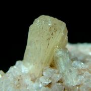 Stilbite on Heulandite