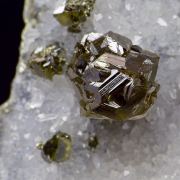 Sphalerite var. cleiophane, quartz