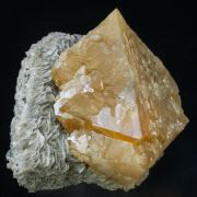 Scheelite with Muscovite