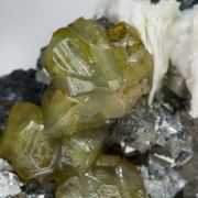 Sphalerite with Arsenopyrite, Calcite and Magnetite