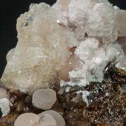 Imayoshiite with Bultfonteinite, Tobermorite (Group) and Andradite