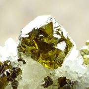 Sphalerite var. cleiophane, quartz
