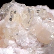 Imayoshiite with Bultfonteinite, Tobermorite (Group) y Andradite