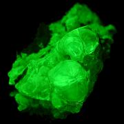 Opal var. hyalite CRAZY FLUORESCENCE