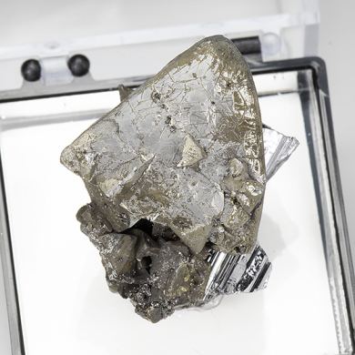 Freibergite on Bournonite