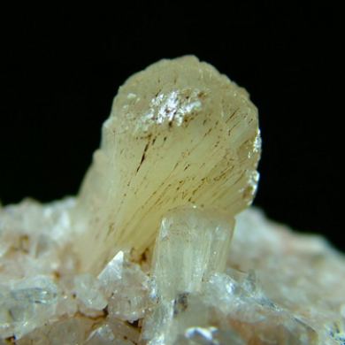 Stilbite on Heulandite