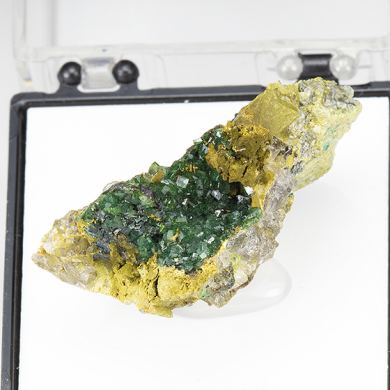 Pharmacosiderite with Chenevixite