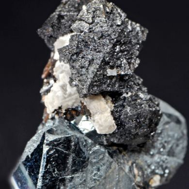 Hausmannite on Hematite