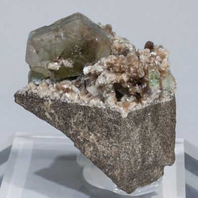 Fluorapatite with inclusions and Muscovite