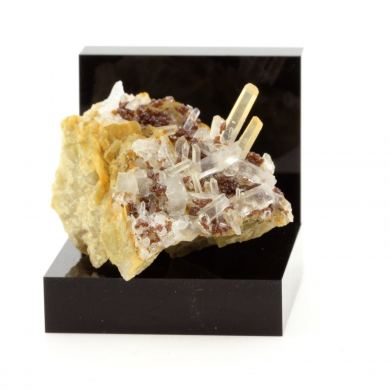 Sphalerite, Pyrite, Siderite, Quartz.