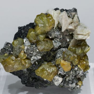 Sphalerite with Arsenopyrite, Calcite and Magnetite