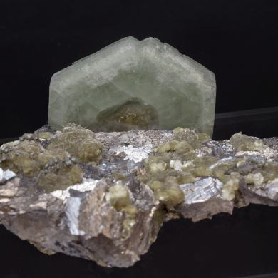 Fluorapatite with Arsenopyrite and Muscovite