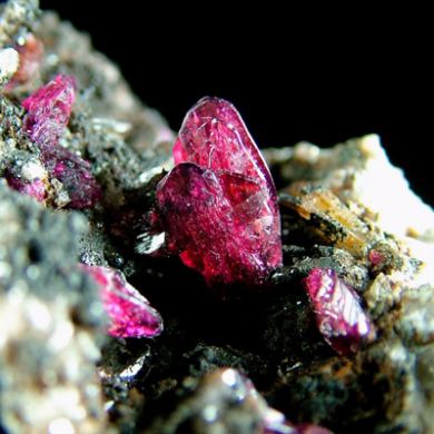 Roselite on Quartz with Goethite