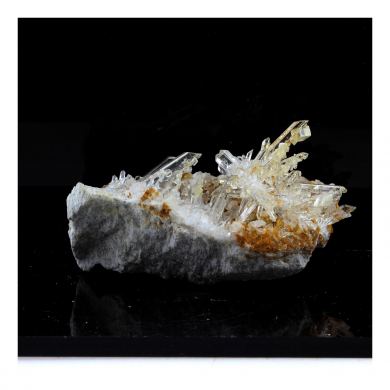 Dolomite + Quartz. 190.0 ct.