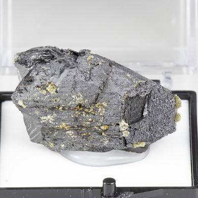 Ferberite with Muscovite