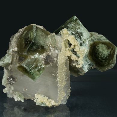Fluorapatite with Quartz, Siderite and Muscovite