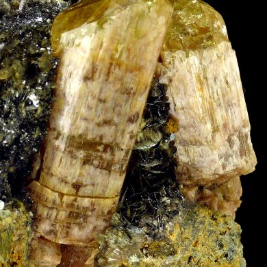 Apatite, hematite, quartz and actinolite pseudo. after pyroxene