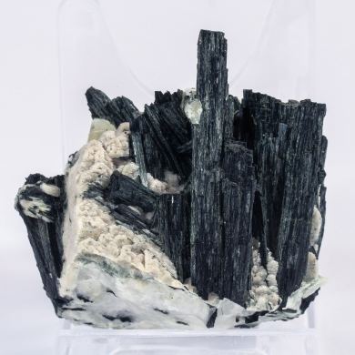 Chlorapatite on Ferro-actinolite with Microcline