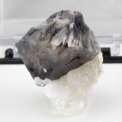 Scheelite with Fluorite