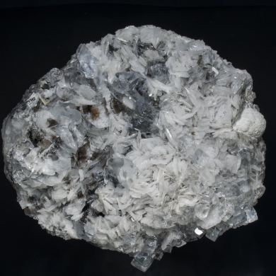 Fluorite with hydrocarbide inclusions, Baryte and Calcite