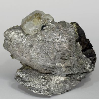 Löllingite with Fluorite, Magnetite and Calcite