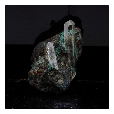 Chalcopyrite + Quartz. 93.0 ct.