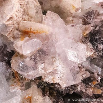 Stokesite with Stannomicrolite and Albite