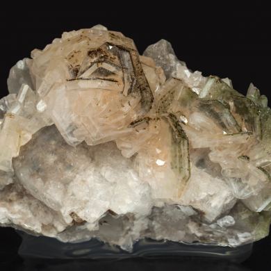 Hydroxyapophyllite-(K) with Calcite, Hubeite and Quartz