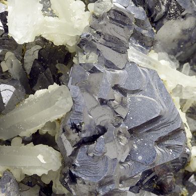 Galena - spinel law twin, quartz