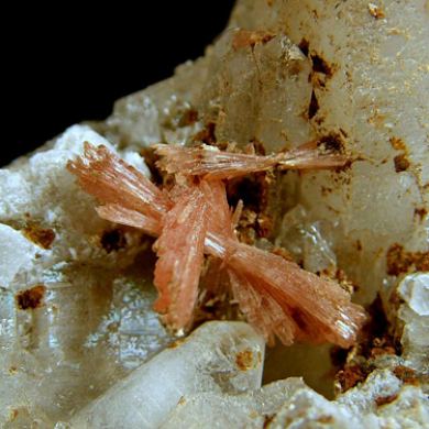 Inesite and Hubeite on Quartz