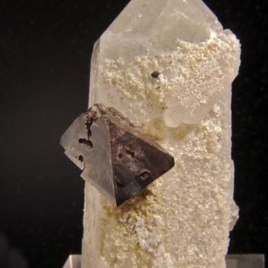 Scheelite on Quartz