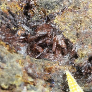 Peretaite on altered Stibnite